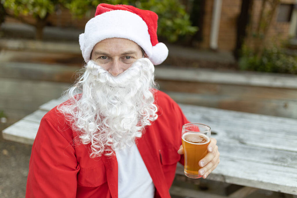Santa Claus o Vánocích v australském létě drží pivo - Fotografie, Obrázek