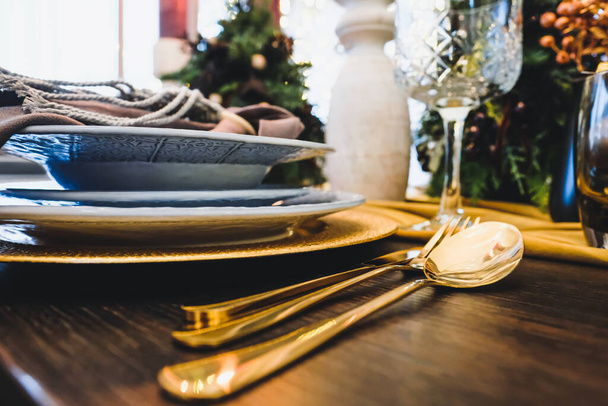 クリスマスイブテーブルの装飾、クリスマスムード、ダイニングテーブルのクリスマスツリー。気にしないで。高品質の写真 - 写真・画像