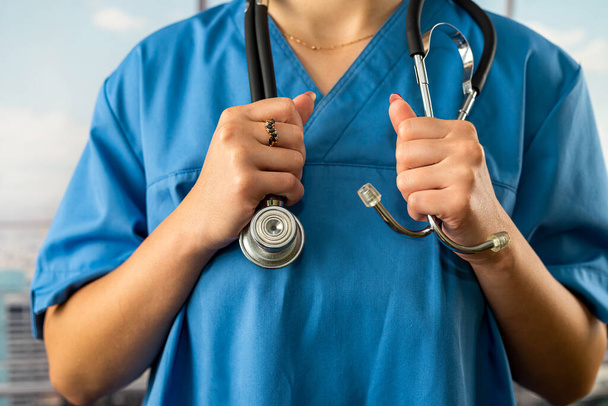 Médecin stagiaire en robe médicale avec un stéthoscope debout dans le concept de stéthoscope de l'hôpital. hôpital. personnel médical - Photo, image