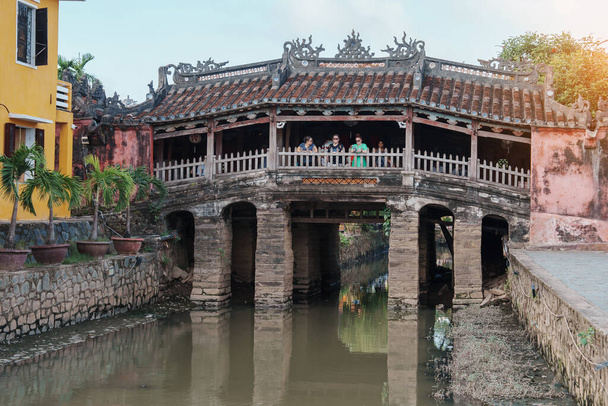 Puente cubierto japonés o templo de Cau en Hoi Una antigua ciudad, Vietnam. hito y popular para las atracciones turísticas. Vietnam y el sudeste asiático concepto de viaje - Foto, imagen