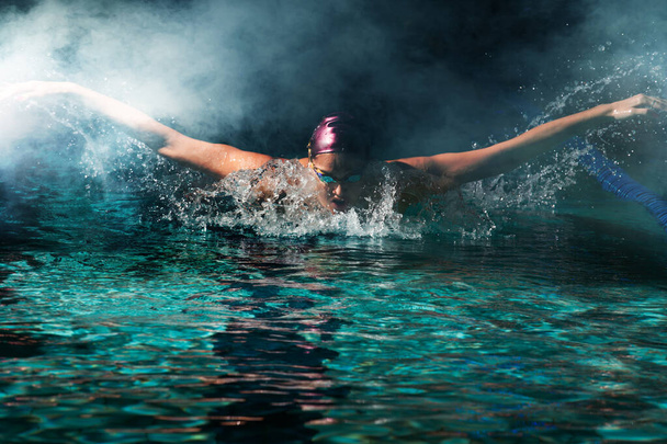 Nuori nainen treenaa uima-altaassa. Ammattimainen uimari i - Valokuva, kuva