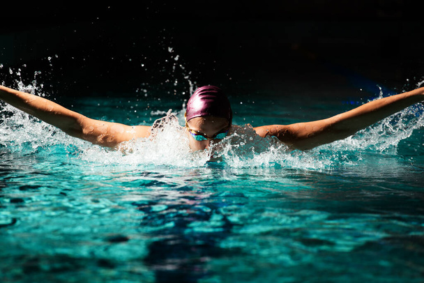 Havuzda genç kadın yüzücü eğitimi. Profesyonel yüzücü. - Fotoğraf, Görsel