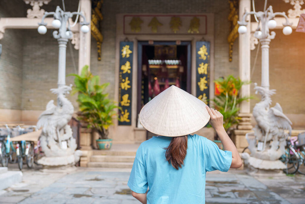 Kadın gezgin Phouc Kien Toplantı Salonunu geziyor, Çince karakterin tercümesi. 300 yıllık mimarinin antik zarafeti. Hoi An, Vietnam ve Güneydoğu Asya seyahat kavramı - Fotoğraf, Görsel