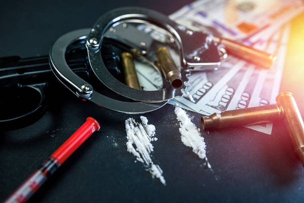 Siyah bir masada izole edilmiş şırıngaların yanında kokain ve dolar parası. Suç. Uluslararası uyuşturucu kaçakçılığı suçu. Kanun ihlali - Fotoğraf, Görsel