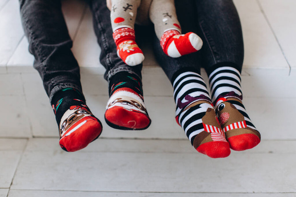 Θραύσμα ποδιού σε χριστουγεννιάτικες κάλτσες, τρία, οικογένεια, αντίγραφο χώρου - Φωτογραφία, εικόνα