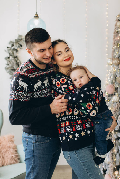 Портрет щасливої сім'ї батька матері і маленького кучерявого сина, який святкує Різдво разом вдома. Новорічна концепція
. - Фото, зображення