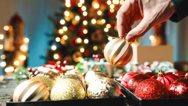 Подготовка рождественских шаров для елки. - Фото, изображение