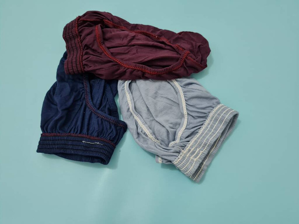 Pánské spodní prádlo v červené, modré a šedé z nitě - Fotografie, Obrázek
