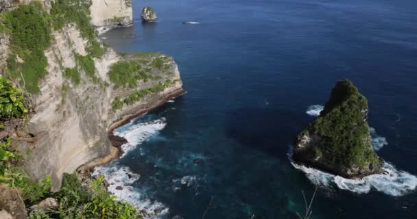 Szcenírozott sziklák és kék óceán a Nusa Penida szigeten - Felvétel, videó