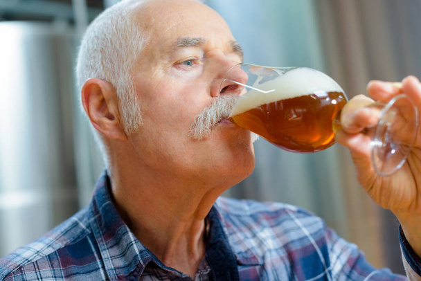 senior brewer tasting beer in the glass - Foto, Imagem
