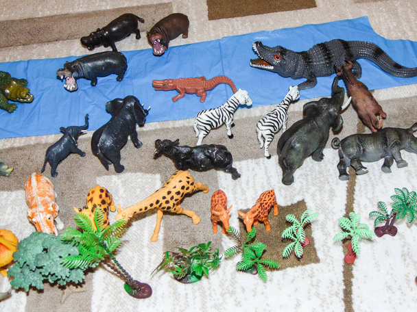 Африканські іграшкові тварини, поміщені на килим дитиною. - Фото, зображення