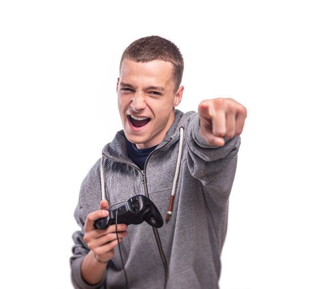 Позитивний молодий хлопець з геймпад в руках на білому тлі крупним планом
. - Фото, зображення