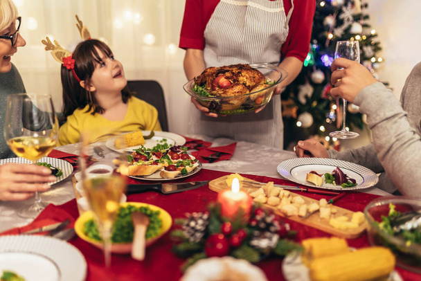 Ευτυχισμένη οικογένεια πολλών γενεών που απολαμβάνουν ένα γεύμα μαζί στο σπίτι. Οικογένεια για τα Χριστούγεννα δείπνο στο σπίτι - Φωτογραφία, εικόνα