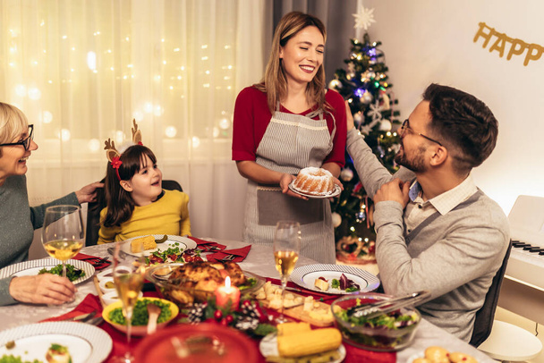 Mutlu çok nesilli aile evde birlikte yemek yiyor. Evde Noel yemeğinde aile. - Fotoğraf, Görsel