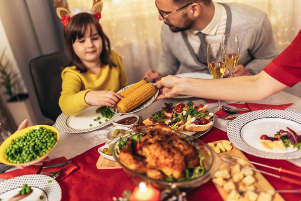 幸せな家族は自宅で一緒に昼食を楽しんでいます。家でのクリスマスディナーの家族 - 写真・画像