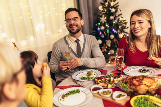 Família multi-geração feliz desfrutando em um almoço juntos em casa. Família no jantar de Natal em casa - Foto, Imagem