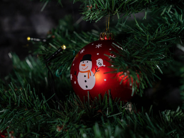 Karácsonyfa és dekoráció. A karácsonyi és újévi ünnepek háttere. Közelkép. - Fotó, kép