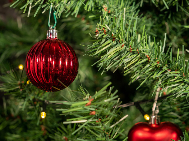 Vánoční stromeček a dekorace. Pozadí vánočních a silvestrovských prázdnin. Detailní záběr. - Fotografie, Obrázek