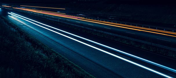 luci di auto con la notte. lunga esposizione - Foto, immagini