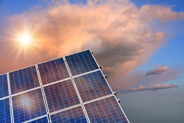 Auringonlaskun ja aurinkopaneelin kuvakollaasi, aurinkosähkö, vaihtoehtoinen sähkönlähde - kestävän kehityksen käsite - Valokuva, kuva