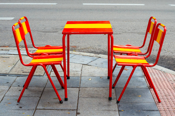 Terasz székek és asztal díszített a spanyol zászló. Spanyolországot kitüntették a quatari világbajnokságra. Spanyolország és a spanyol focicsapat. - Fotó, kép