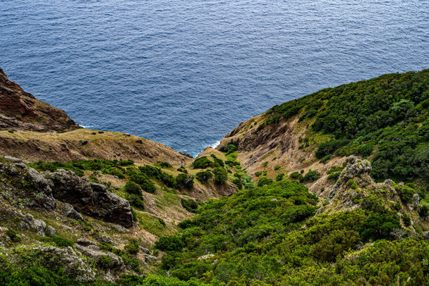 Πεζοπορία στην κορυφογραμμή Βερέντα Ντο Λαράνο, Πόρτο ντα Κρουζ. Ένα εκτεθειμένο μονοπάτι με όμορφη θέα στη βορειοδυτική ακτή του νησιού. - Φωτογραφία, εικόνα