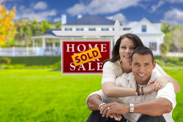 латиноамериканського пара, нового будинку і продається нерухомість знак - Фото, зображення