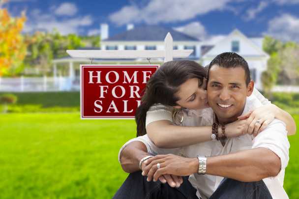 Hispanisches Paar, neues Zuhause und zum Verkauf stehendes Immobilienschild - Foto, Bild