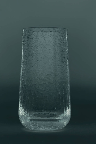 cracked-looking glass of water - Foto, Bild