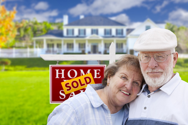 不動産の売却の記号と家の前で年配のカップル - 写真・画像
