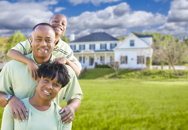 Afrikkalainen amerikkalainen perhe edessä kaunis talo
 - Valokuva, kuva