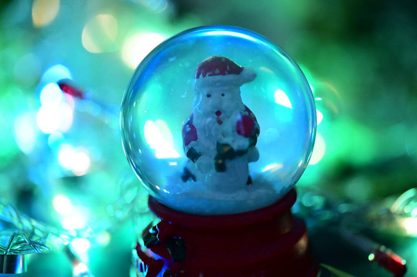 kartka świąteczna z zabawką Santa Claus ball  - Zdjęcie, obraz