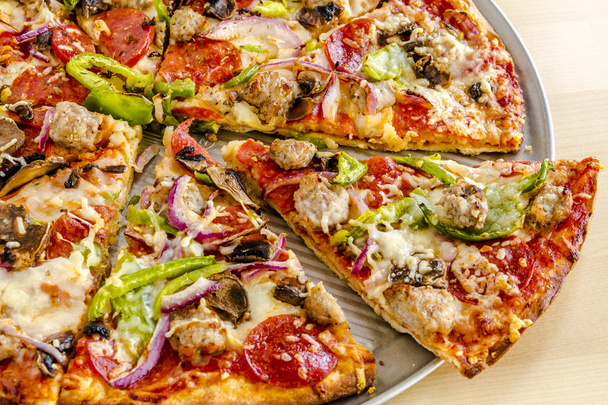Opperste verse dunne korst Pizza - Foto, afbeelding