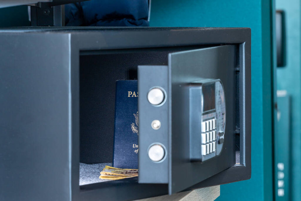 Um cofre do hotel com objetos de valor como passaportes e dinheiro. . - Foto, Imagem