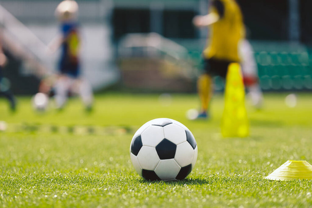サッカーボールやトレーニング機器を閉じてください。小学生を対象としたサッカー練習。子供のためのサッカー夏のトレーニングキャンプ - 写真・画像