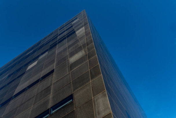 Здание Королевской библиотеки "Черный бриллиант" на фоне голубого неба. - Фото, изображение