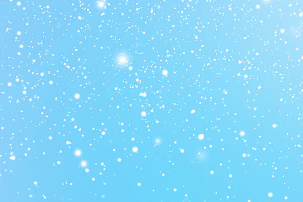 Zimowe wakacje i zimowe tło, biały śnieg padający na niebieskie tło, płatki śniegu bokeh i cząstki śniegu jako abstrakcyjna scena śniegu na Boże Narodzenie i śnieżny projekt wakacyjny. Wysoka jakość - Zdjęcie, obraz