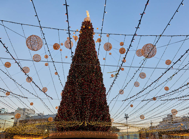 Festlicher Weihnachtsbaum mit Girlanden des Jahres 2022 und der Sophienkathedrale in Kiew, Ukraine. - Foto, Bild