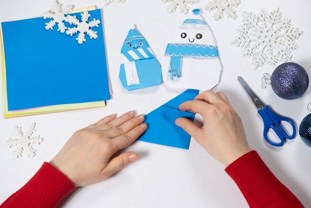 クリスマスと新年のための紙からの折り紙工芸品の作成、雪だるまの人形 - 写真・画像
