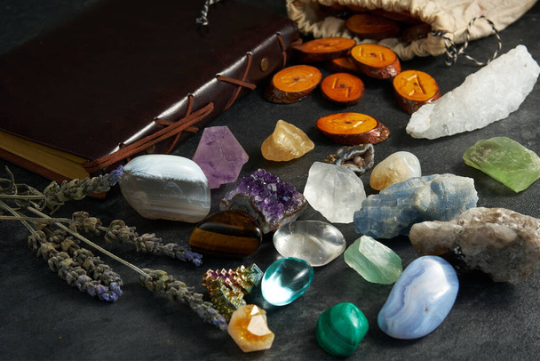 várias pedras preciosas e runas no fundo escuro - Foto, Imagem