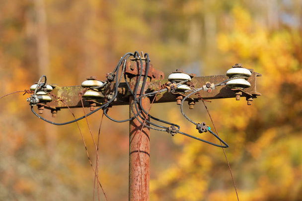 Alter Mast für Stromleitungen. Elektrische Leitungen sind ausgefranst. - Foto, Bild