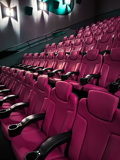 Cinéma et divertissement, sièges vides de cinéma rose pour le service de streaming d'émissions de télévision et l'image de marque de l'industrie cinématographique - Photo, image