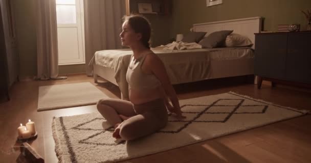 Στιγμιότυπο με γυναικεία εισπνοή θυμιάματος καπνού και κάμψη προς τα εμπρός με τα χέρια σφιγμένα πίσω από την πλάτη, ενώ κάνει γιόγκα κοντά στο κρεβάτι το πρωί στο σπίτι - Πλάνα, βίντεο