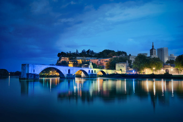 Foto da cidade velha de Avignon na hora azul - Foto, Imagem