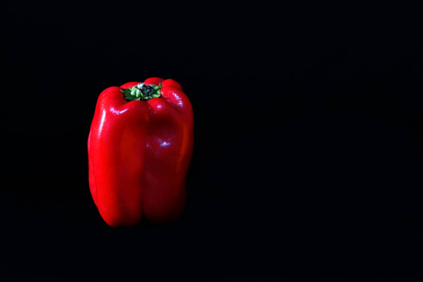 vörös harang bors fűszeres zöldség, természetes növényi használt élelmiszer fűszerezés izolált fekete alapon - Fotó, kép