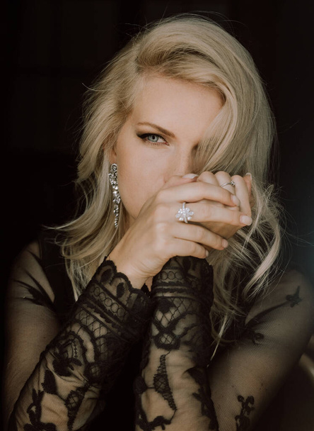 woman blonde jewelry beauty dress style chic luxury - Foto, afbeelding