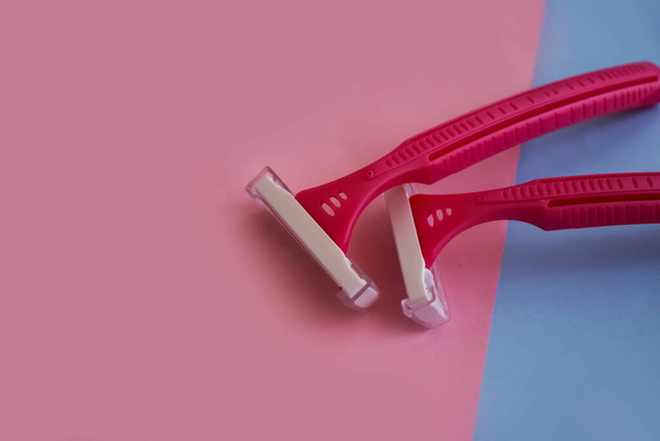 Máquina de afeitar femenina sobre un fondo de color - Foto, imagen