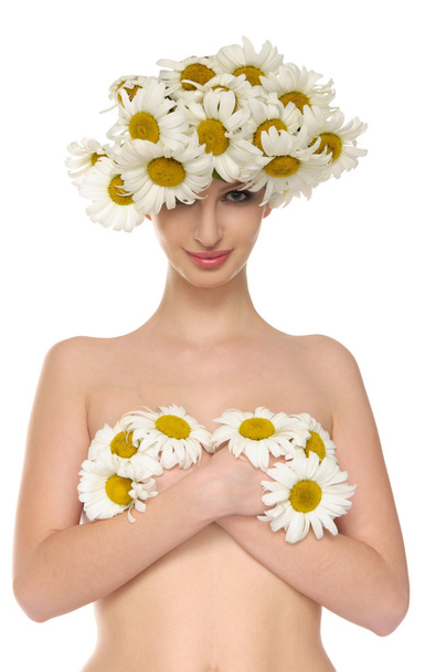 Sexy woman is covered daisies - Valokuva, kuva