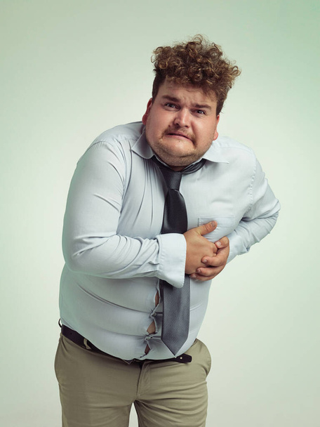 Yksi hampurilainen liikaa. ylipainoinen mies, joka pitelee sydäntään tuskissaan - Valokuva, kuva