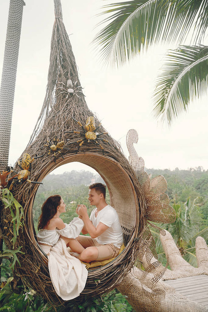 Пара відпочиває у дивовижному пляжному клубі в Балі - індонезії. - Фото, зображення